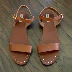 Women’s 13w sandals with gold accent rivets.